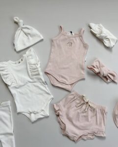 Chuẩn bị đồ sơ sinh cho bé gái: quần áo cho bé